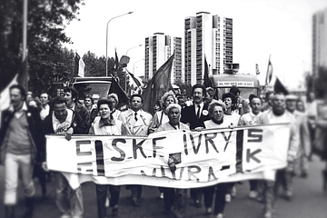 Manifestation des ouvriers de la SKF, de syndicats et d'élus devant la préfecture du Val-de-Marne.
